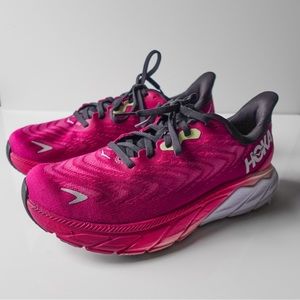 Size 8 Hoka One Arahi 6 in Fuschia